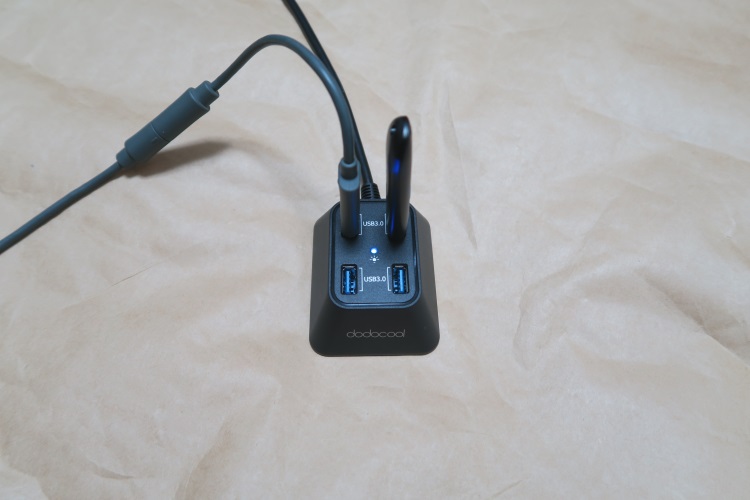 USB3.0対応 4ポートハブ dodocool DC02にUSB機器を接続した様子