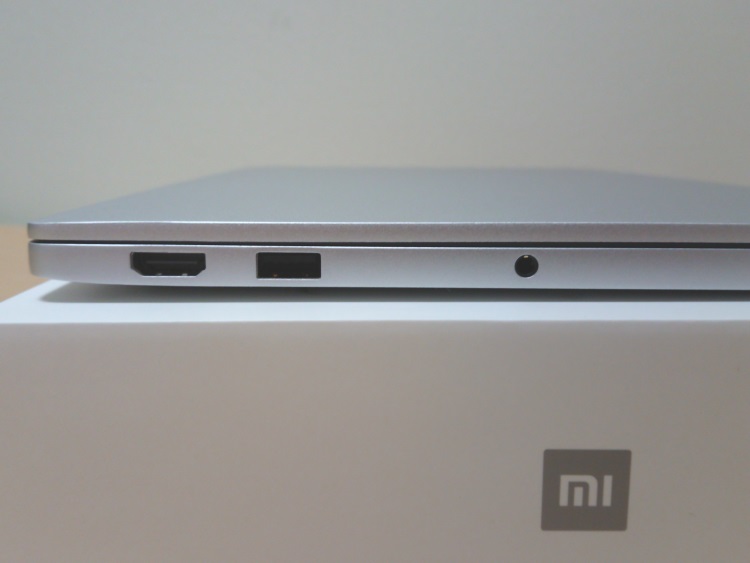 Xiaomi Notebook Air 13.3 指紋認証対応モデルの本体左側面