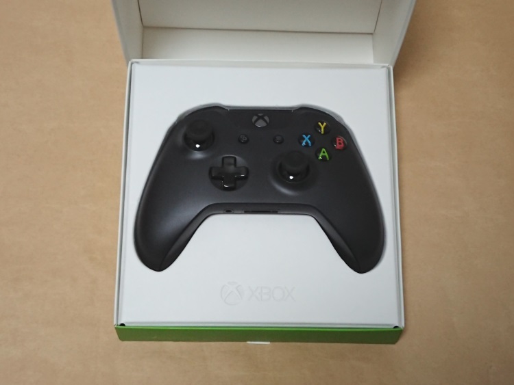 Xbox ワイヤレス コントローラーのパッケージを開けた様子