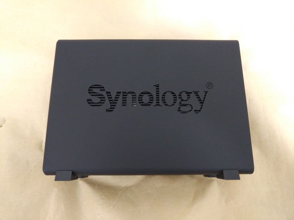 Synology DiskStation DS118本体側面