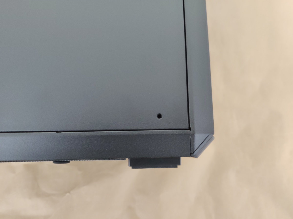 クーラーマスター MasterBox Q500L右側面の固定ネジを取り外した様子