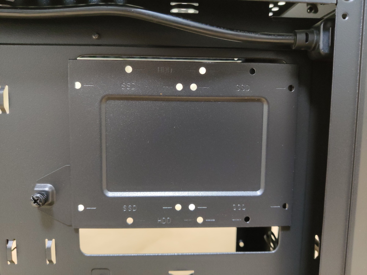 クーラーマスター MasterBox Q500L右側面の2.5/3.5インチ共用ベイ
