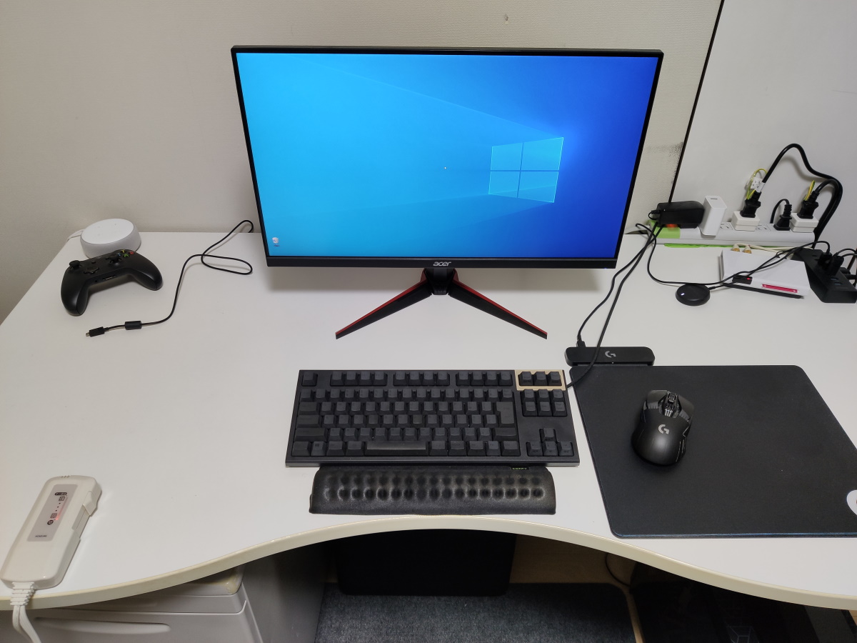 Acer VG240YSbmiipxを机に設置した様子