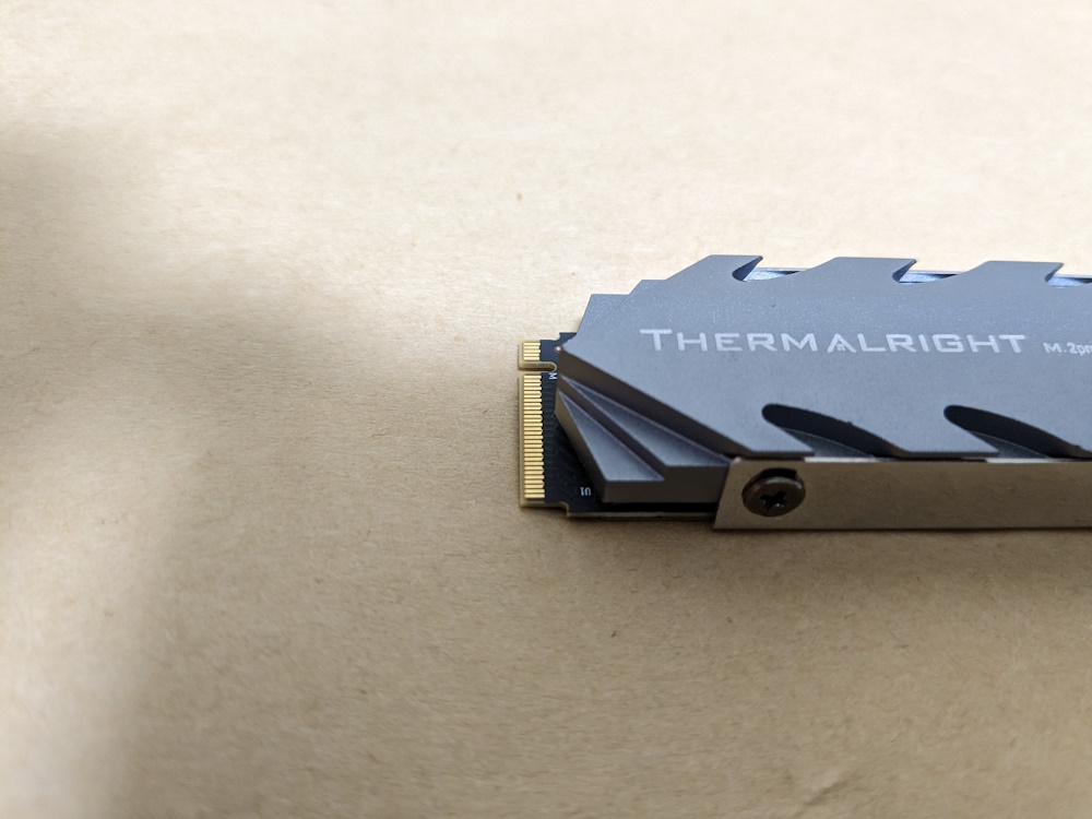Thermalright M.2 ProにSSDを取り付けた様子(前側)