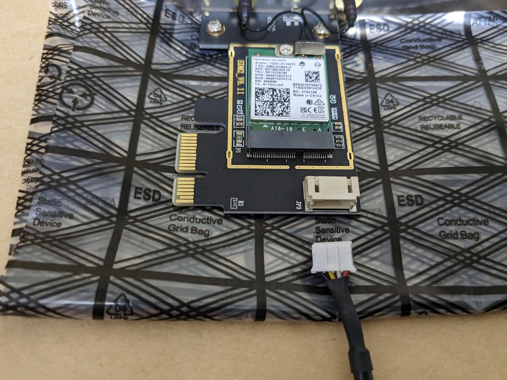 OKN製Wi-Fi 6E + Bluetooth 5.3対応PCIeカード(PCE-AX210)の本体にBluetooth用ケーブルを取り付ける方法