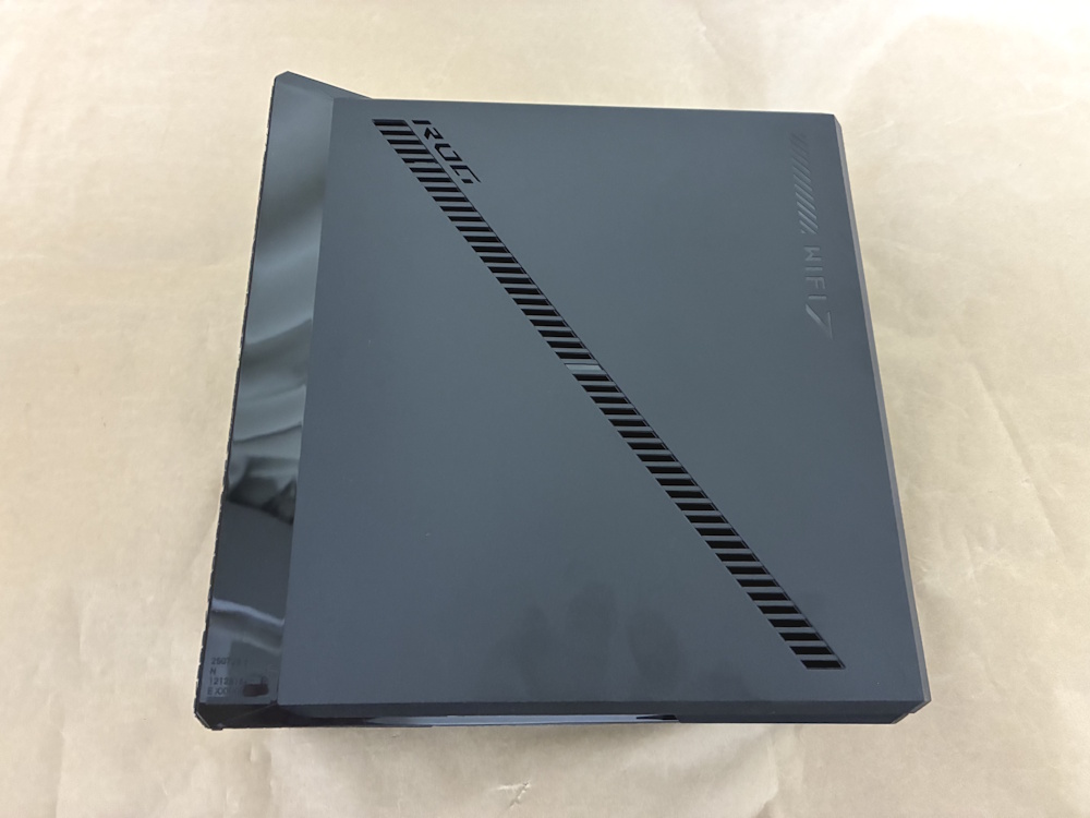 ROG Strix GS-BE7200Xの左側面