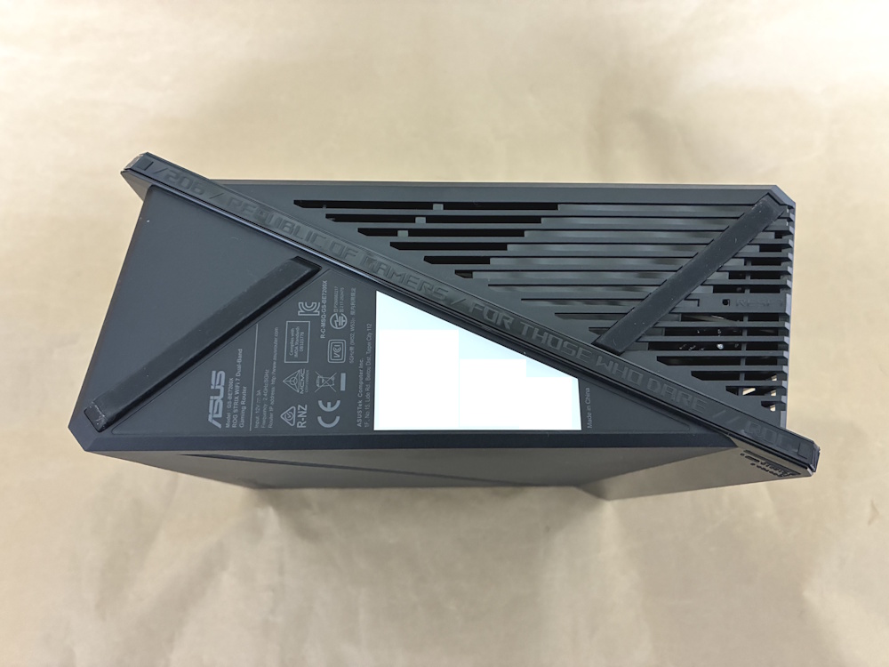 ROG Strix GS-BE7200Xの底面