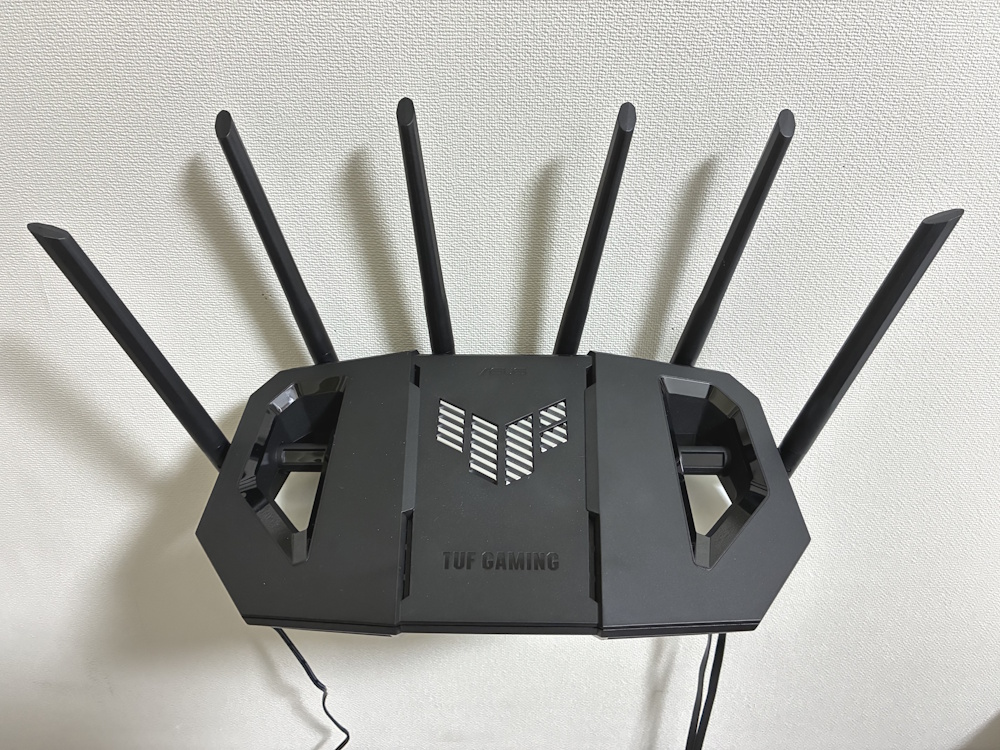 ASUS TUF Gaming BE9400本体を設置した様子