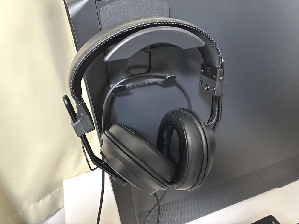 DoocliB ヘッドホンハンガーにヘッドホン本体とケーブルを設置した様子