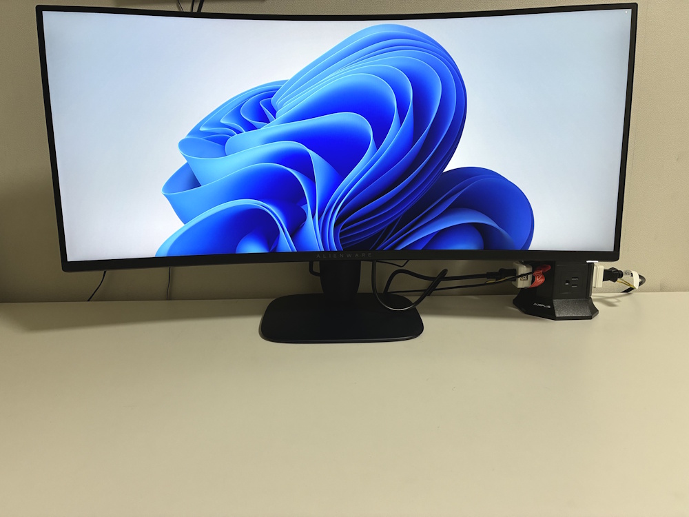 Dell AW3425DWM-Aを正面から見た様子(約80cm)