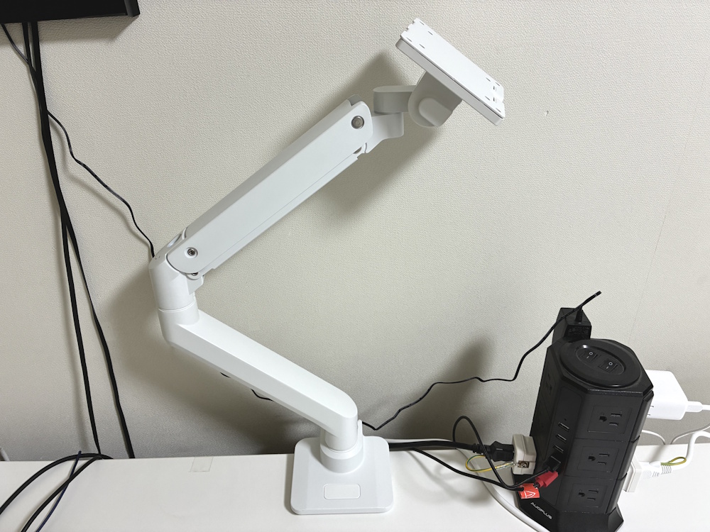 エレコム DPA-SS11WHを机に取り付けた様子