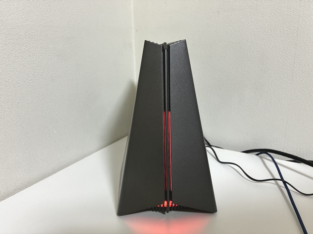 TP-Link Archer GE550本体を机の上に設置した様子