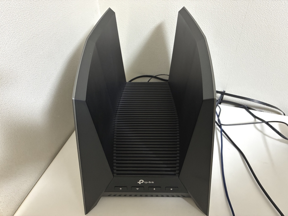 TP-Link Archer GE800本体を机の上に設置した様子